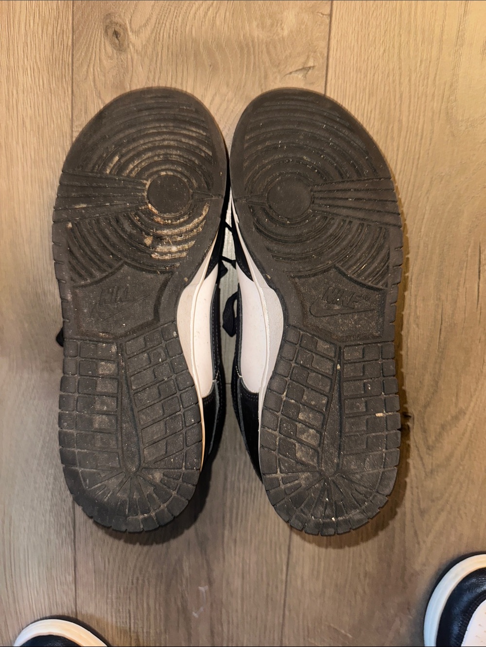 Nike Black and White Low-Top Sneakers with Swoosh - Picture 7 of 7